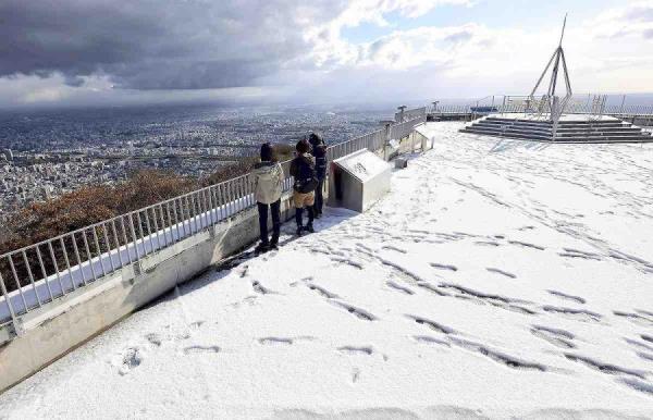 日本北部地区迎来了第一场降雪